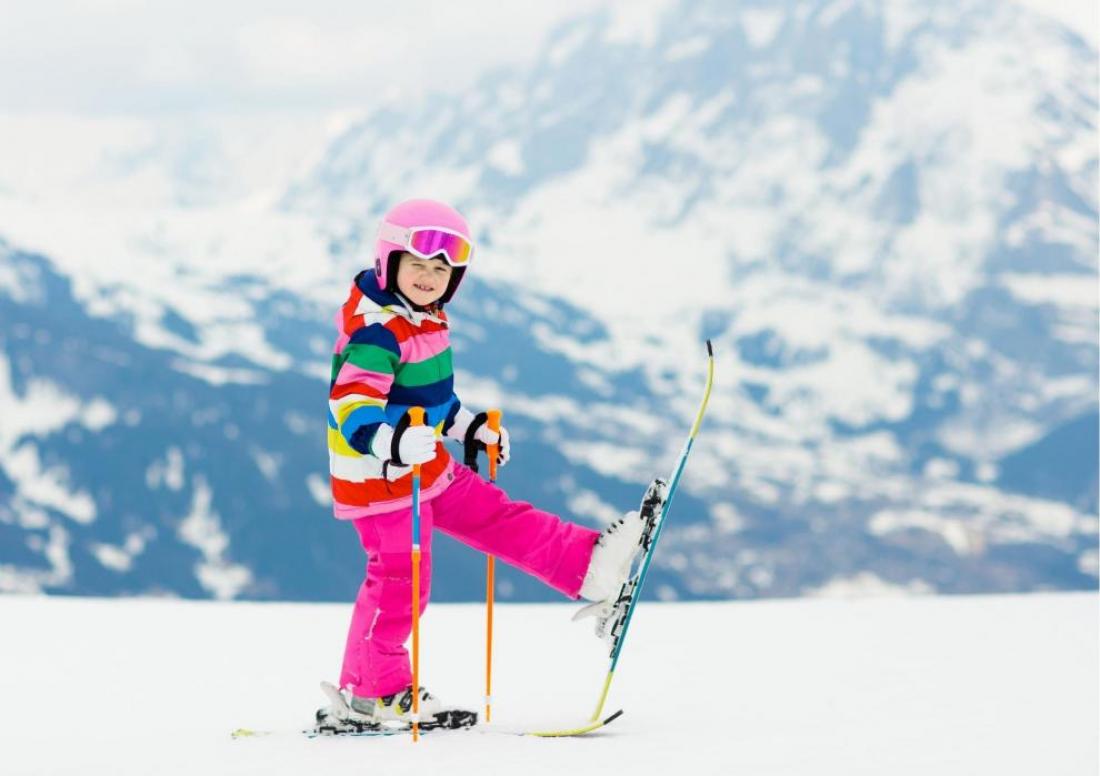 bambina sugli sci