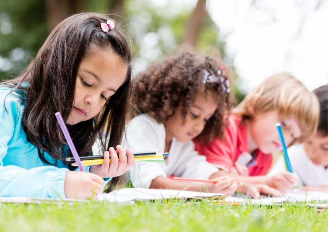 bambini colorano nel prato