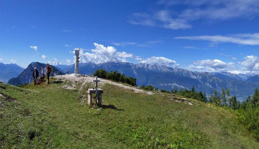 Lo spettacolare panorama a 360 dal Corno di Tres